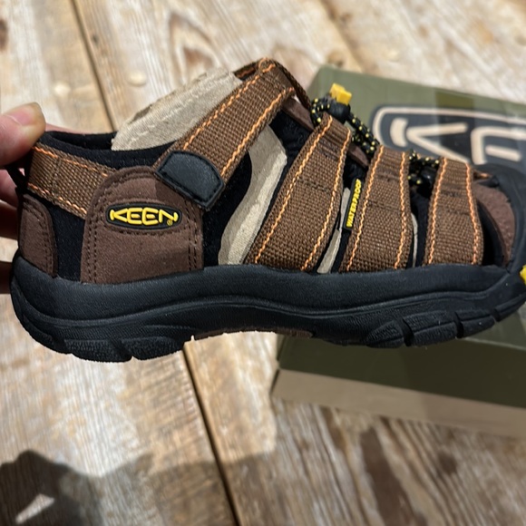Keens Youth Unisex Sandals athletic outside pair of shoes Sz 2 - Picture 4 of 6